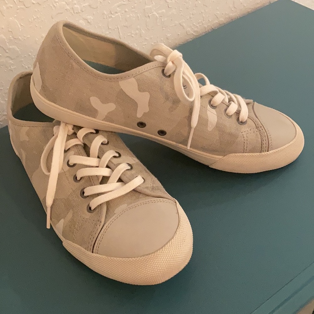 SeaVees women’s camouflage sneaker size 9